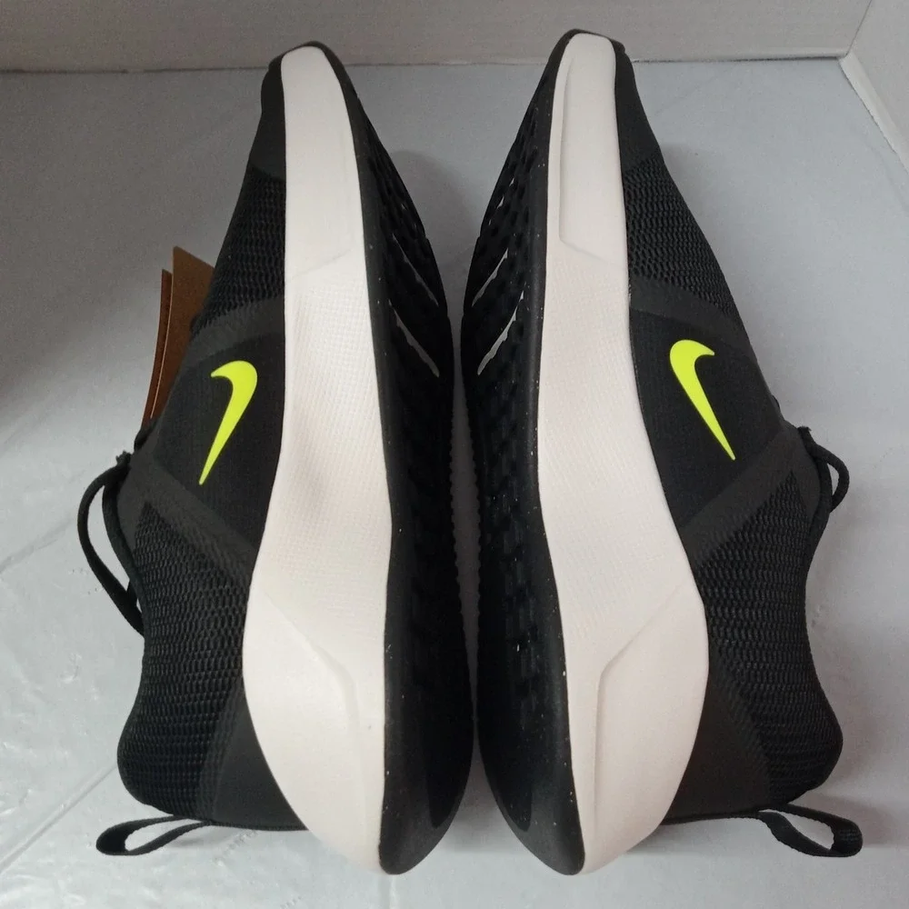 Nike MC Trainer 3 Men's Size 10.5 Black Volt Running Training Shoes Sneakers